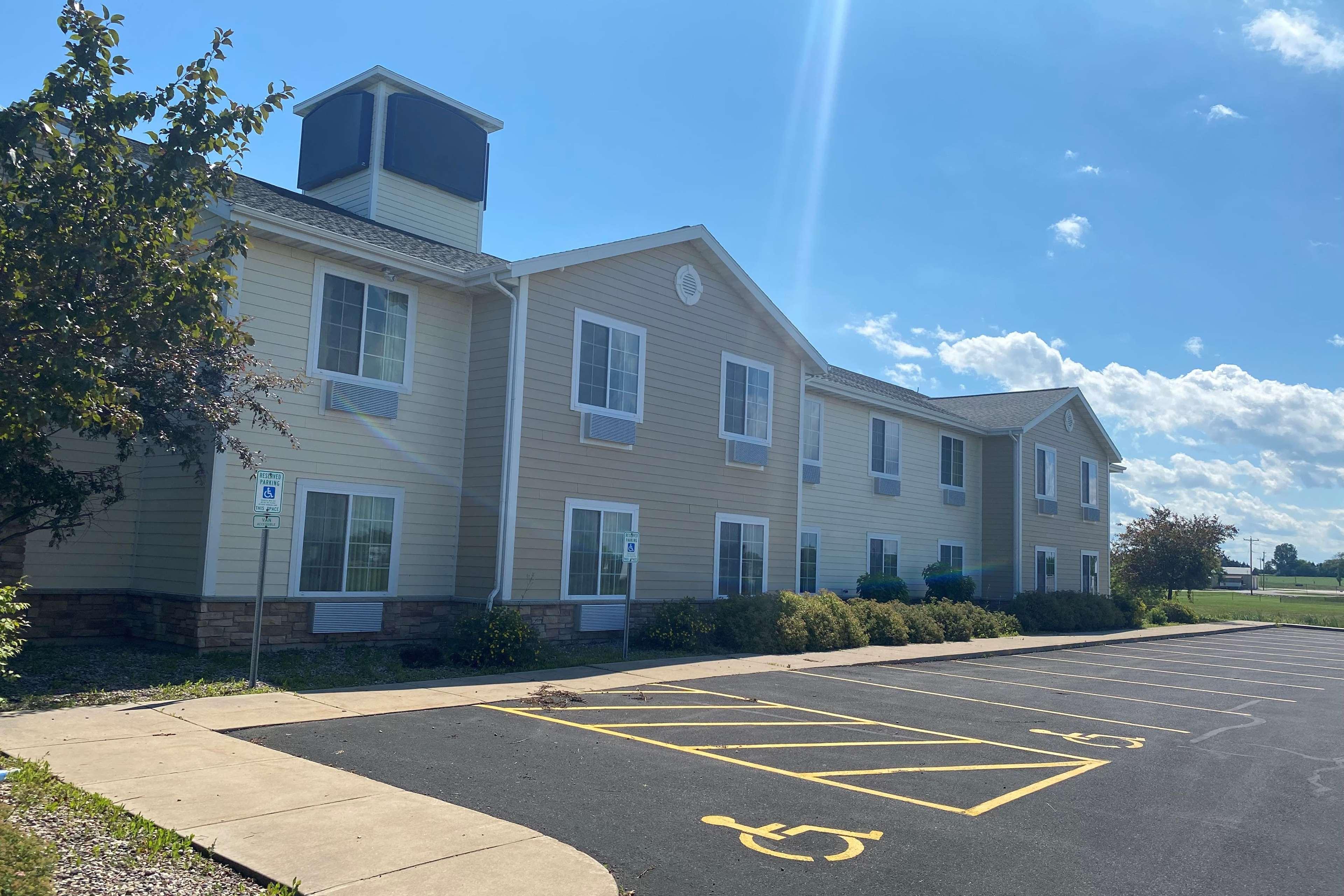 Americinn By Wyndham Oshkosh Exterior foto